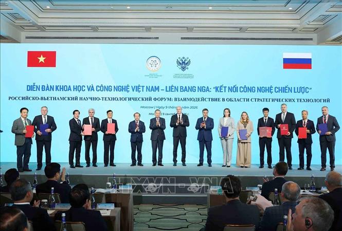 Tổng Bí thư, Chủ tịch nước Tô Lâm và Phó Thủ tướng Nga Dmitry Chernyshenko chứng kiến trao thoả thuận hợp tác giữa hai nước. Ảnh: Thống Nhất – TTXVN