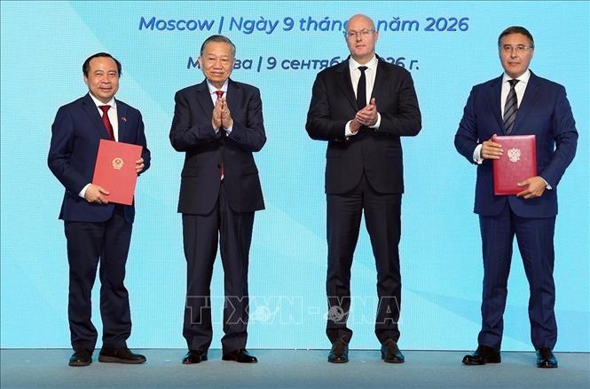 Tổng Bí thư, Chủ tịch nước Tô Lâm và Phó Thủ tướng Nga Dmitry Chernyshenko chứng kiến trao thoả thuận hợp tác giữa hai nước. Ảnh: Thống Nhất – TTXVN
