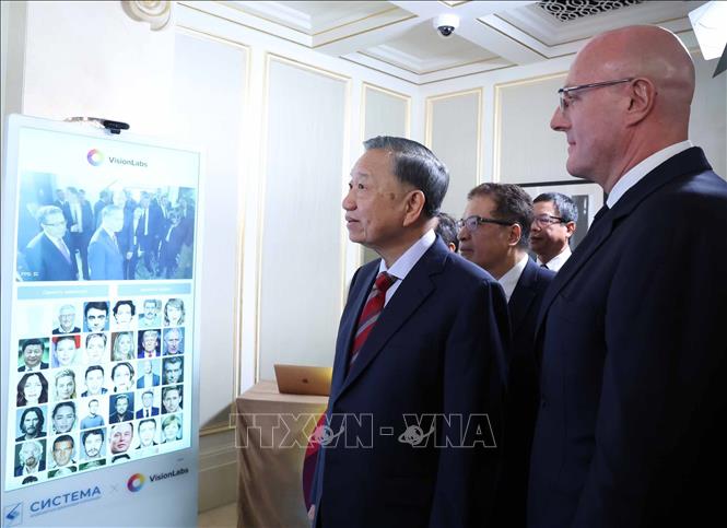 Tổng Bí thư, Chủ tịch nước Tô Lâm và Phó Thủ tướng Nga Dmitry Chernyshenko xem một số hình ảnh về quan hệ hợp tác Việt - Nga. Ảnh: Thống Nhất – TTXVN