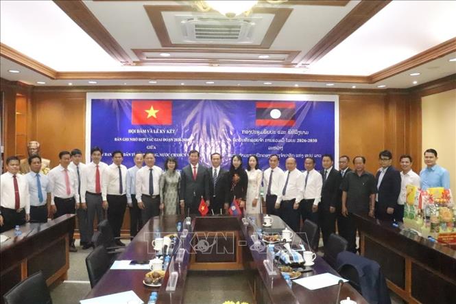 Các đại biểu hai tỉnh chụp ảnh lưu niệm tại cuộc Hội đàm và ký kết Biên bản ghi nhớ hợp tác giữa tỉnh Champasak và tỉnh An Giang. Ảnh: Xuân Tú – PV TTXVN tại Lào