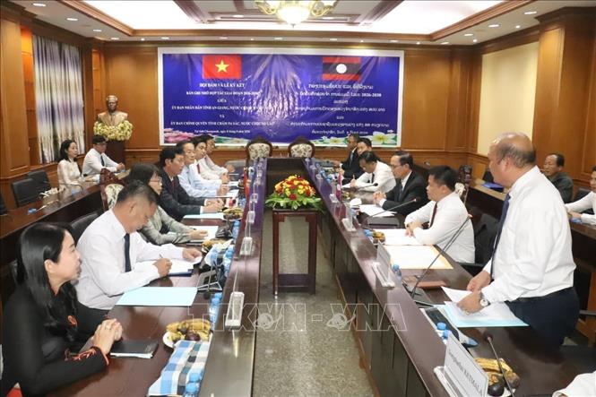 Quang cảnh hội đàm và ký kết Biên bản ghi nhớ hợp tác giữa tỉnh Champasak và tỉnh An Giang. Ảnh: Xuân Tú – PV TTXVN tại Lào