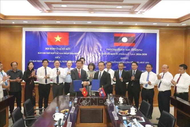 Phó Chủ tịch UBND tỉnh An Giang Lê Văn Phước và Phó Chủ tịch Ủy ban chính quyền tỉnh Champasak Phimphon Phandanuwong ký kết Biên bản ghi nhớ hợp tác giai đoạn 2026 – 2030. Ảnh: Xuân Tú – PV TTXVN tại Lào