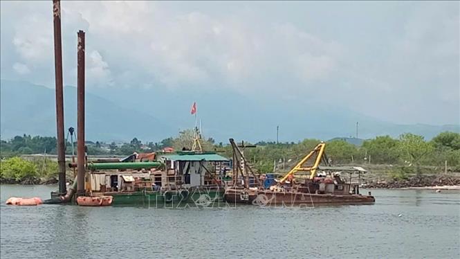 Các phương tiện chuyên dụng nạo hút bùn đất. Ảnh: Đoàn Hữu Trung - TTXVN