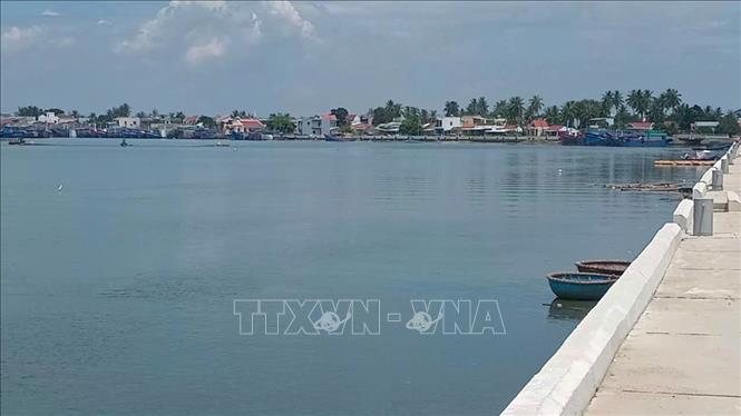 Một phần diện tích mặt nước đậu tàu tại Khu neo đậu tránh trú bão cho tàu cá An Hòa đã được nạo vét. Ảnh: Đoàn Hữu Trung (TTXVN)