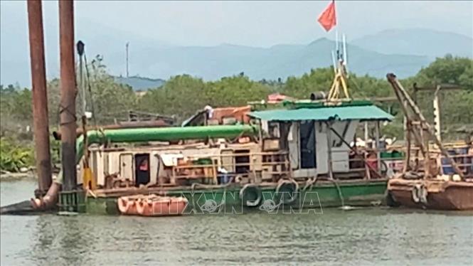 Các phương tiện chuyên dụng đang nạo hút bùn đất. Ảnh: Đoàn Hữu Trung - TTXVN