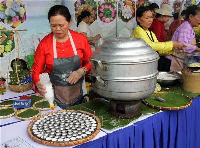 Thành viên các cụm thi đang thực hiện các món bánh để hoàn thành “Mâm bánh dâng Vua”. Ảnh: Trịnh Bang Nhiệm-TTXVN