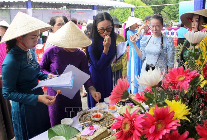 Ban Giám khảo đang nếm, kiểm tra mùi vị và chất lượng để chấm điểm cho các cụm thi. Ảnh: Trịnh Bang Nhiệm-TTXVN