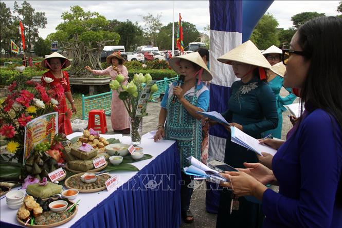 Các Cụm thi đua đang thuyết trình về mâm bánh tham gia Hội thi của mình. Ảnh: Trịnh Bang Nhiệm-TTXVN