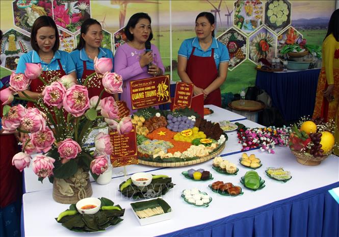 Các Cụm thi đua đang thuyết trình về mâm bánh tham gia Hội thi. Ảnh: Trịnh Bang Nhiệm-TTXVN