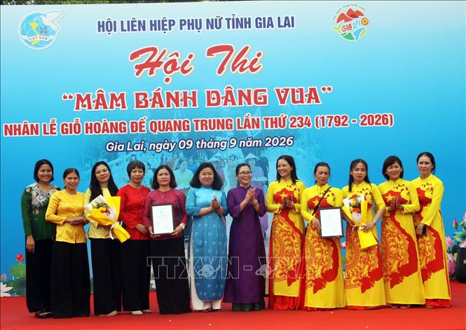 Các đại biểu trao thưởng cho các Cụm thi đua đạt giải tại Hội thi. Ảnh: Trịnh Bang Nhiệm-TTXVN
