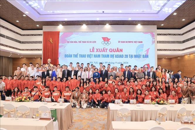 Phó Thủ tướng Phạm Thị Thanh Trà chụp ảnh với đại biểu và thành viên đoàn Thể thao Việt Nam tham dự ASIAD 20. Ảnh: Minh Quyết - TTXVN