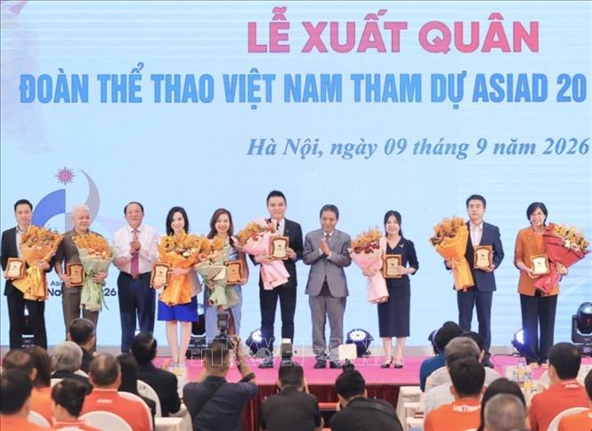Ban tổ chức tặng hoa và bảng danh vị cho các đơn vị tài trợ. Ảnh: Minh Quyết - TTXVN 

