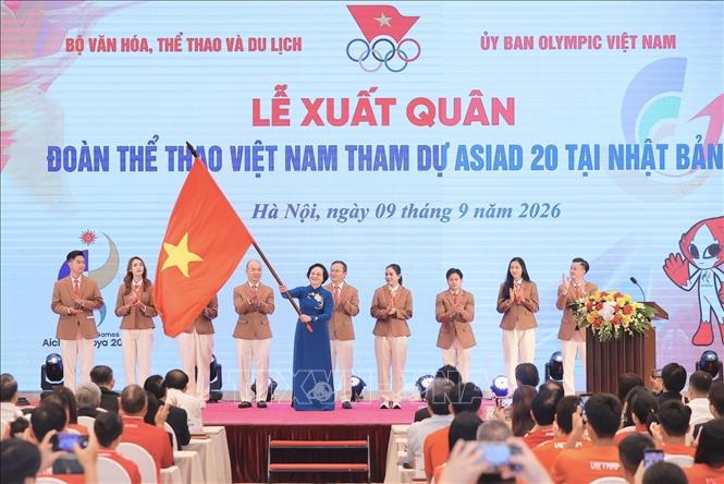 Phó Thủ tướng Phạm Thị Thanh Trà trao cờ cho đoàn Thể thao Việt Nam tham dự ASIAD 20. Ảnh: Minh Quyết - TTXVN