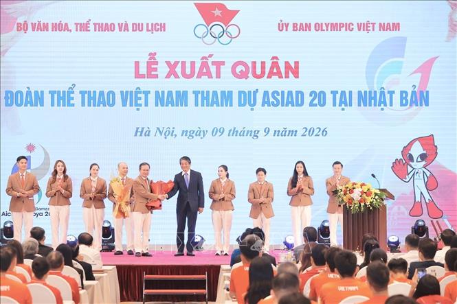 Đại sứ Nhật Bản tại Việt Nam Ito Naoki tặng hoa đoàn Thể thao Việt Nam tham dự ASIAD 20. Ảnh: Minh Quyết - TTXVN 