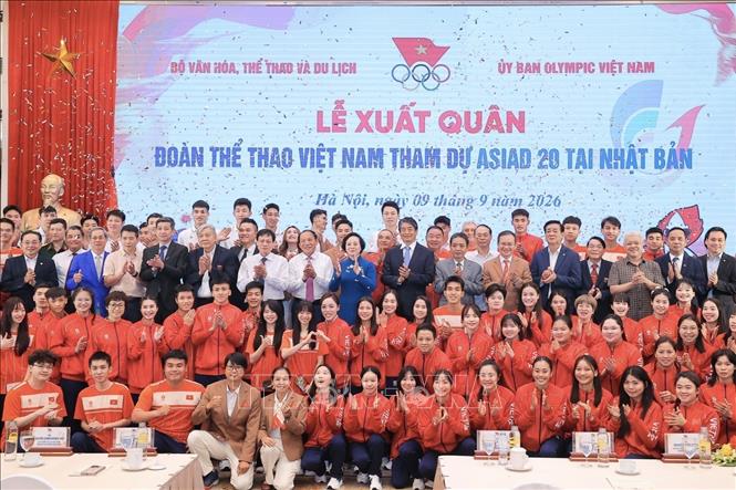 Phó Thủ tướng Phạm Thị Thanh Trà chụp ảnh với đại biểu và thành viên đoàn Thể thao Việt Nam tham dự ASIAD 20. Ảnh: Minh Quyết - TTXVN