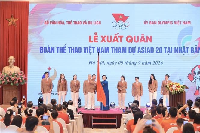 Phó Thủ tướng Phạm Thị Thanh Trà trao cờ cho đoàn Thể thao Việt Nam tham dự ASIAD 20. Ảnh: Minh Quyết - TTXVN