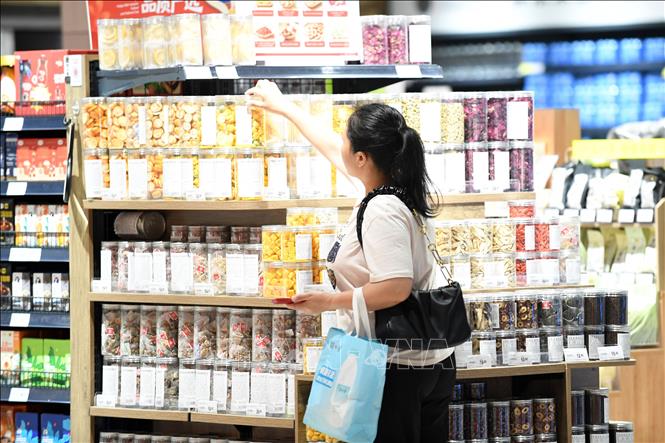 Người dân mua sắm tại siêu thị ở Quý Châu, Trung Quốc. Ảnh: THX/TTXVN phát
