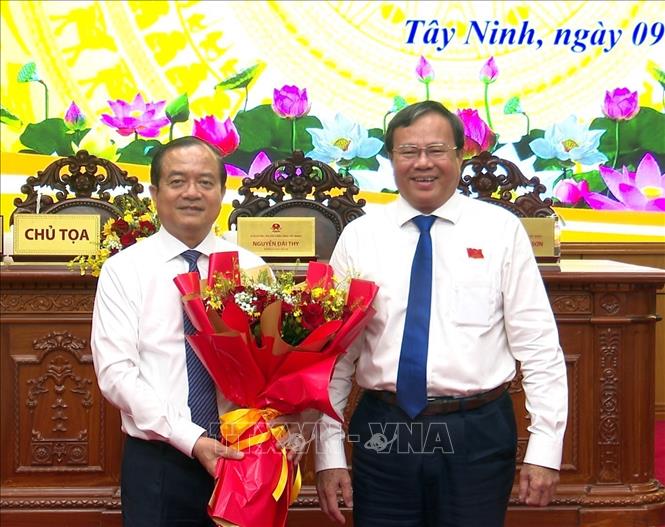 Chủ tịch UBND tỉnh Tây Ninh Lê Văn Hẳn chúc mừng ông Nguyễn Hồng Thanh được bầu giữ chức Chủ tịch HĐND tỉnh Tây Ninh nhiệm kỳ 2026-2031. Ảnh: Thanh Bình -TTXVN