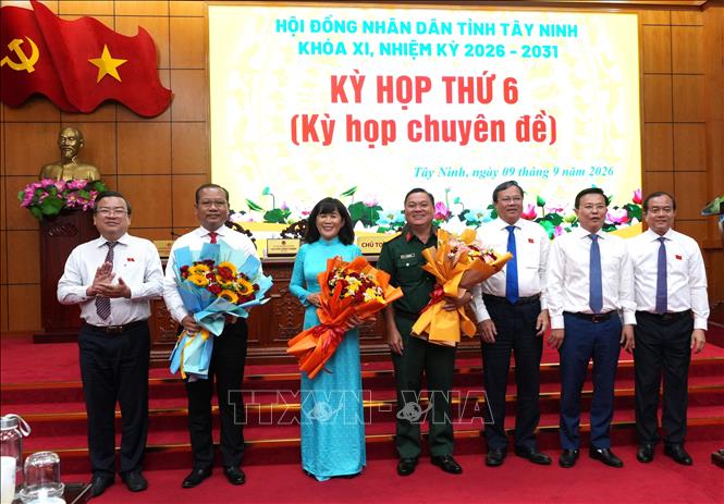Ủy viên Trung ương Đảng, Phó Bí thư Thường trực Tỉnh ủy Tây Ninh Hồ Thị Hoàng Yến chúc mừng các Phó Chủ tịch UBND tỉnh và Ủy viên UBND tỉnh Tây Ninh nhiệm kỳ 2026-2031. Ảnh: Thanh Bình -TTXVN