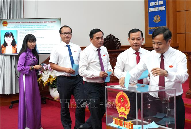 Các đại biểu HĐND bỏ phiếu tín nhiệm các Phó Chủ tịch UBND tỉnh Tây Ninh nhiệm kỳ 2026-2031. Ảnh: Thanh Bình -TTXVN