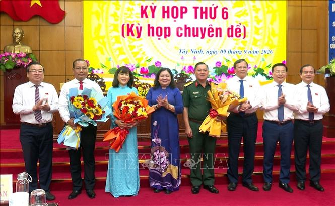 Ủy viên Trung ương Đảng, Phó Bí thư thường trực Tỉnh ủy Tây Ninh Hồ Thị Hoàng Yến chúc mừng các Phó Chủ tịch UBND tỉnh và Ủy viên UBND tỉnh Tây Ninh, nhiệm kỳ 2026-2031. Ảnh: Thanh Bình -TTXVN