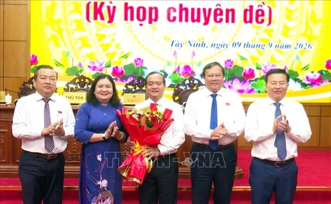 Ủy viên BCH TW Đảng, Phó Bí thư thường trực Tỉnh ủy Tây Ninh Hồ Thị Hoàng Yến chúc mừng ông Nguyễn Hồng Thanh được bầu giữ chức Chủ tịch HĐND tỉnh Tây Ninh nhiệm kỳ 2026-2031. Ảnh: Thanh Bình -TTXVN