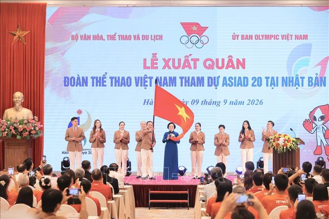 Phó Thủ tướng Phạm Thị Thanh Trà trao cờ cho đoàn Thể thao Việt Nam tham dự ASIAD 20. Ảnh: Minh Quyết - TTXVN