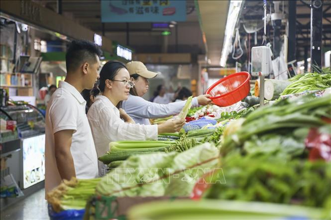 Người dân mua sắm tại siêu thị ở tỉnh Giang Tô, Trung Quốc. Ảnh: THX/TTXVN phát