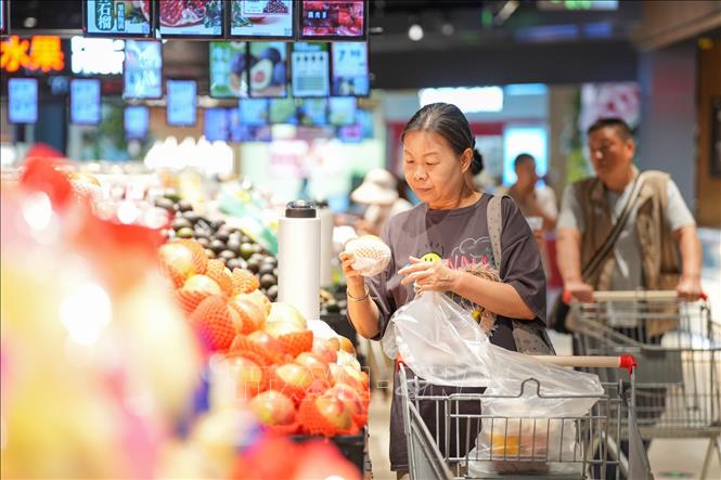 Người dân mua sắm tại siêu thị ở Thiên Tân, Trung Quốc. Ảnh: THX/TTXVN phát