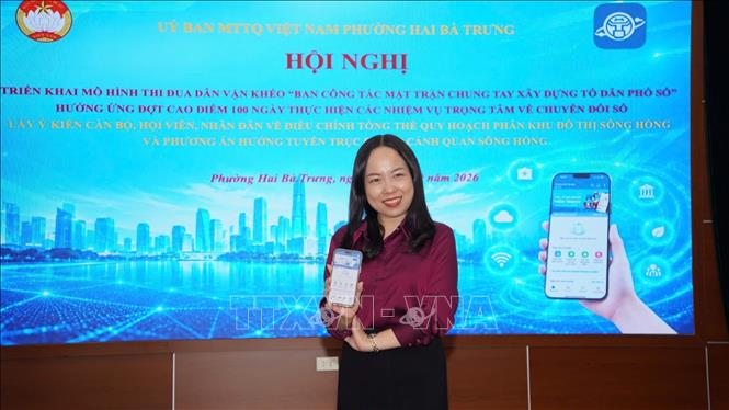 Người dân phường Hai Bà Trưng thực hiện đóng góp ý kiến về điều chỉnh Quy hoạch phân khu đô thị sông Hồng trên nền tảng số. Ảnh: Hùng Mạnh - TTXVN.    