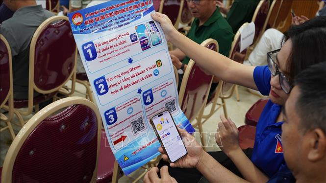 Người dân phường Hai Bà Trưng thực hiện đóng góp ý kiến về điều chỉnh Quy hoạch phân khu đô thị sông Hồng trên nền tảng số. Ảnh: Hùng Mạnh - TTXVN.    