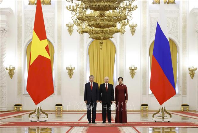 Tổng thống Liên bang Nga Vladimir Putin cùng Tổng Bí thư, Chủ tịch nước Tô Lâm và Phu nhân thực hiện nghi thức chào cờ. Ảnh: Thống Nhất – TTXVN