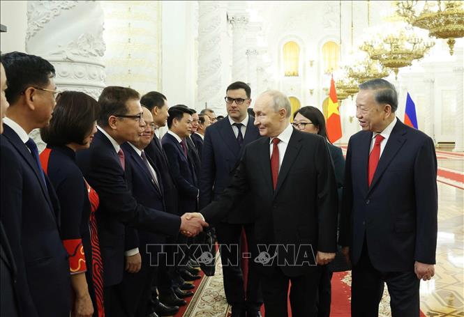 Tổng Bí thư, Chủ tịch nước Tô Lâm giới thiệu thành viên đoàn cấp cao Việt Nam với Tổng thống Nga Vladimir Putin. Ảnh: Thống Nhất – TTXVN