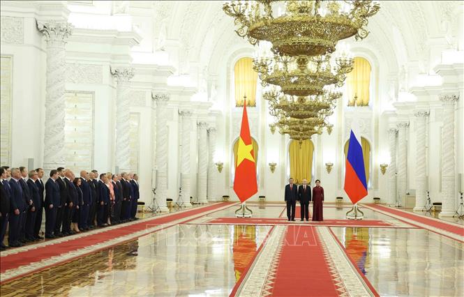 Tổng thống Nga Vladimir Putin chủ trì Lễ đón Tổng Bí thư, Chủ tịch nước Tô Lâm cùng Phu nhân và đoàn đại biểu cấp cao Việt Nam thăm cấp Nhà nước tới Liên bang Nga. Ảnh: Thống Nhất – TTXVN