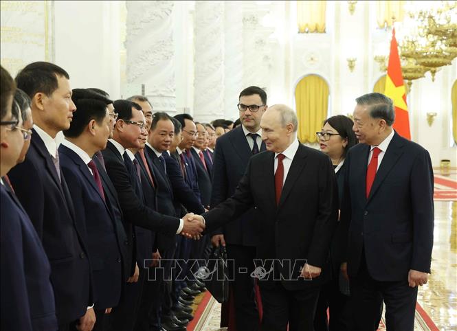 Tổng Bí thư, Chủ tịch nước Tô Lâm giới thiệu thành viên đoàn cấp cao Việt Nam với Tổng thống Nga Vladimir Putin. Ảnh: Thống Nhất – TTXVN