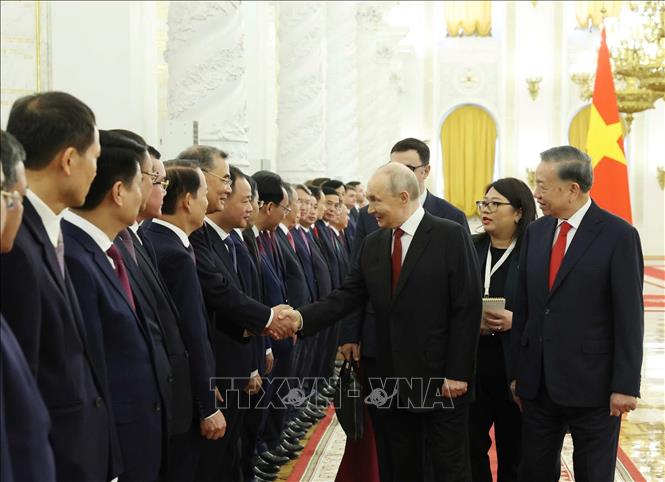 Tổng Bí thư, Chủ tịch nước Tô Lâm giới thiệu thành viên đoàn cấp cao Việt Nam với Tổng thống Nga Vladimir Putin. Ảnh: Thống Nhất – TTXVN
