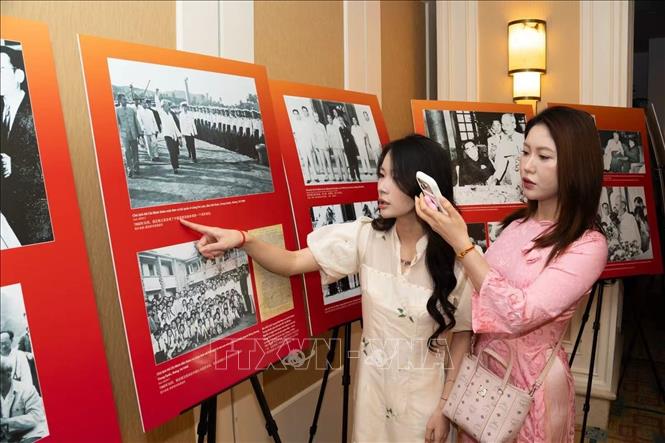 Các bạn lưu học sinh Việt Nam tại Vân Nam, Trung Quốc đang tìm hiểu về quá trình hoạt động cách mạng của Chủ tịch Hồ Chí Minh tại Trung Quốc. Ảnh: TTXVN phát