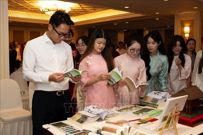 Lưu học sinh tìm hiểu những tác phẩm về ấn phẩm sách, ảnh tiêu biểu về cuộc đời, sự nghiệp, tư tưởng, đạo đức, phong cách Chủ tịch Hồ Chí Minh. Ảnh: TTXVN phát