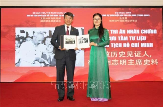 Tổng Lãnh sự Việt Nam tại Côn Minh Nghiêm Việt Chung giới thiệu những hình tư liệu quý về Bác. Ảnh: TTXVN phát