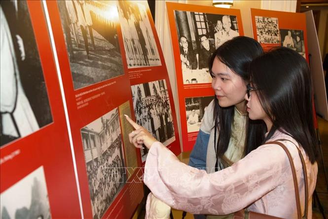 Lưu học sinh Việt Nam tại Vân Nam, Trung Quốc đang tìm hiểu những bức hình tư liệu về quá trình hoạt động cách mạng của Chủ tịch Hồ Chí Minh tại Trung Quốc. Ảnh: TTXVN phát
