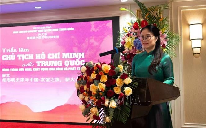 Bà Nghiêm Việt Chung, Tổng Lãnh sự Việt Nam tại Côn Minh phát biểu khai mạc triển lãm. Ảnh: TTXVN phát