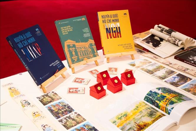 Một số ấn phẩm sách, ảnh tiêu biểu về cuộc đời, sự nghiệp, tư tưởng, đạo đức, phong cách Chủ tịch Hồ Chí Minh. Ảnh: TTXVN phát
