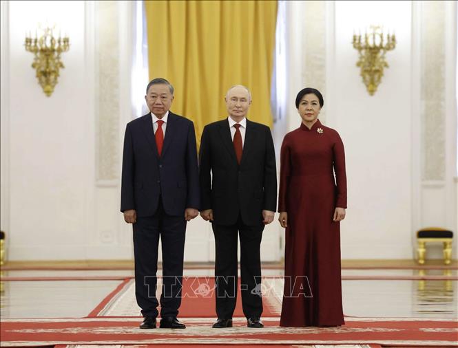 Russian President Vladimir Putin welcomes Party General Secretary and State President To Lam and his spouse. VNA Photo: Thống Nhất