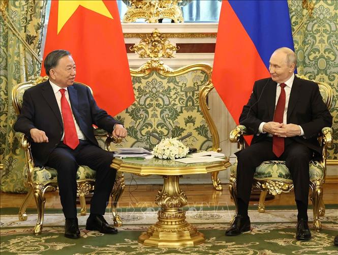 Russian President Vladimir Putin has a restricted meeting with Party General Secretary and State President To Lam. VNA Photo: Thống Nhất