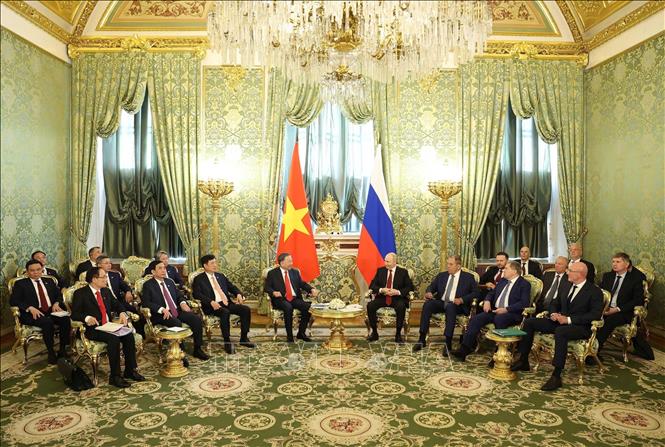Russian President Vladimir Putin has a restricted meeting with Party General Secretary and State President To Lam. VNA Photo: Thống Nhất
