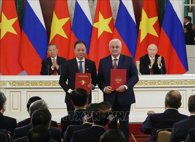 Russian President Vladimir Putin and Party General Secretary and State President To Lam witness the exchange of bilateral cooperation documents. VNA Photo: Thống Nhất