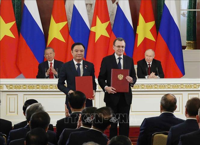 Russian President Vladimir Putin and Party General Secretary and State President To Lam witness the exchange of bilateral cooperation documents. VNA Photo: Thống Nhất