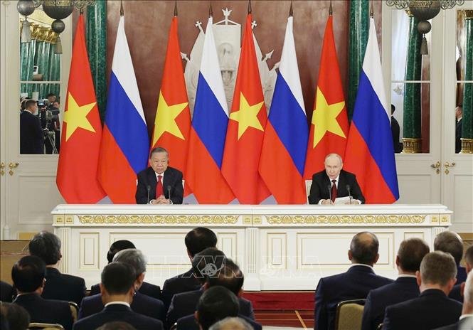 Russian President Vladimir Putin and Party General Secretary and State President To Lam hold a press conference. VNA Photo: Thống Nhất