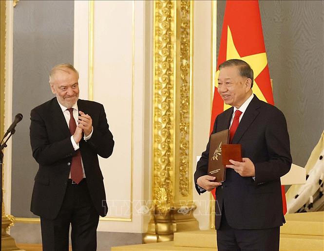Nghệ sĩ Nhân dân Liên bang Nga Valery Gergiev, Chủ tịch Hội đồng Giám khảo Giải thưởng Hòa bình Lev Tolstoy trao Giải thưởng Hoà bình Lev Tolstoy năm 2026 cho Tổng Bí thư, Chủ tịch nước Tô Lâm. Ảnh: Thống Nhất – TTXVN