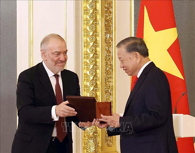Nghệ sĩ Nhân dân Liên bang Nga Valery Gergiev, Chủ tịch Hội đồng Giám khảo Giải thưởng Hòa bình Lev Tolstoy trao Giải thưởng Hoà bình Lev Tolstoy năm 2026 cho Tổng Bí thư, Chủ tịch nước Tô Lâm. Ảnh: Thống Nhất – TTXVN